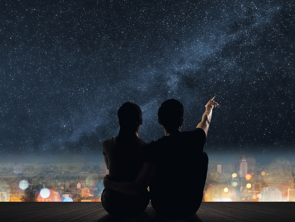 Sledovanie nočnej oblohy môže byť romantické